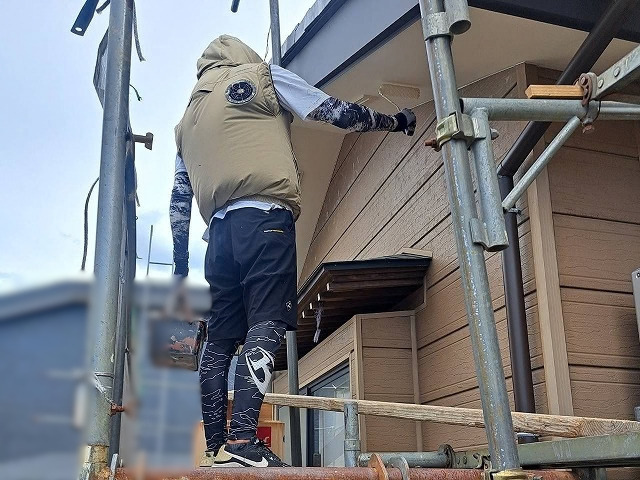 軒裏仕上げの作業