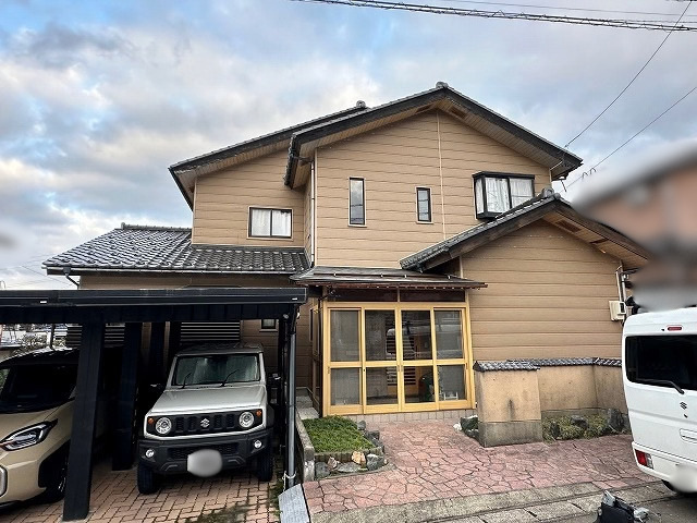 上越市御殿山町で軒天井の重ね張りと破風板・鼻隠しの板金巻きをご提案