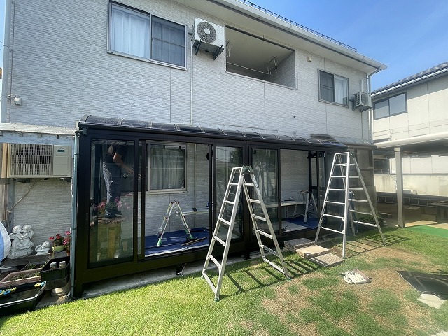 上越市子安新田でサンルームのポリカ張り替え工事と落雪対策でスノーガードネットの設置を行いました。