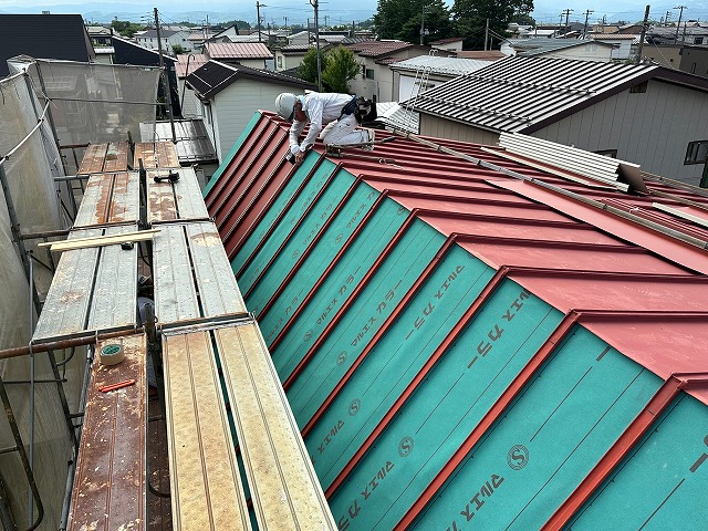 上越市南城町で雨漏りした屋根のカバー工法