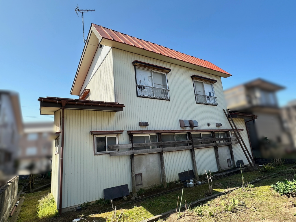 上越市南城町で雨漏りの原因と屋根・霧除けの劣化を調査