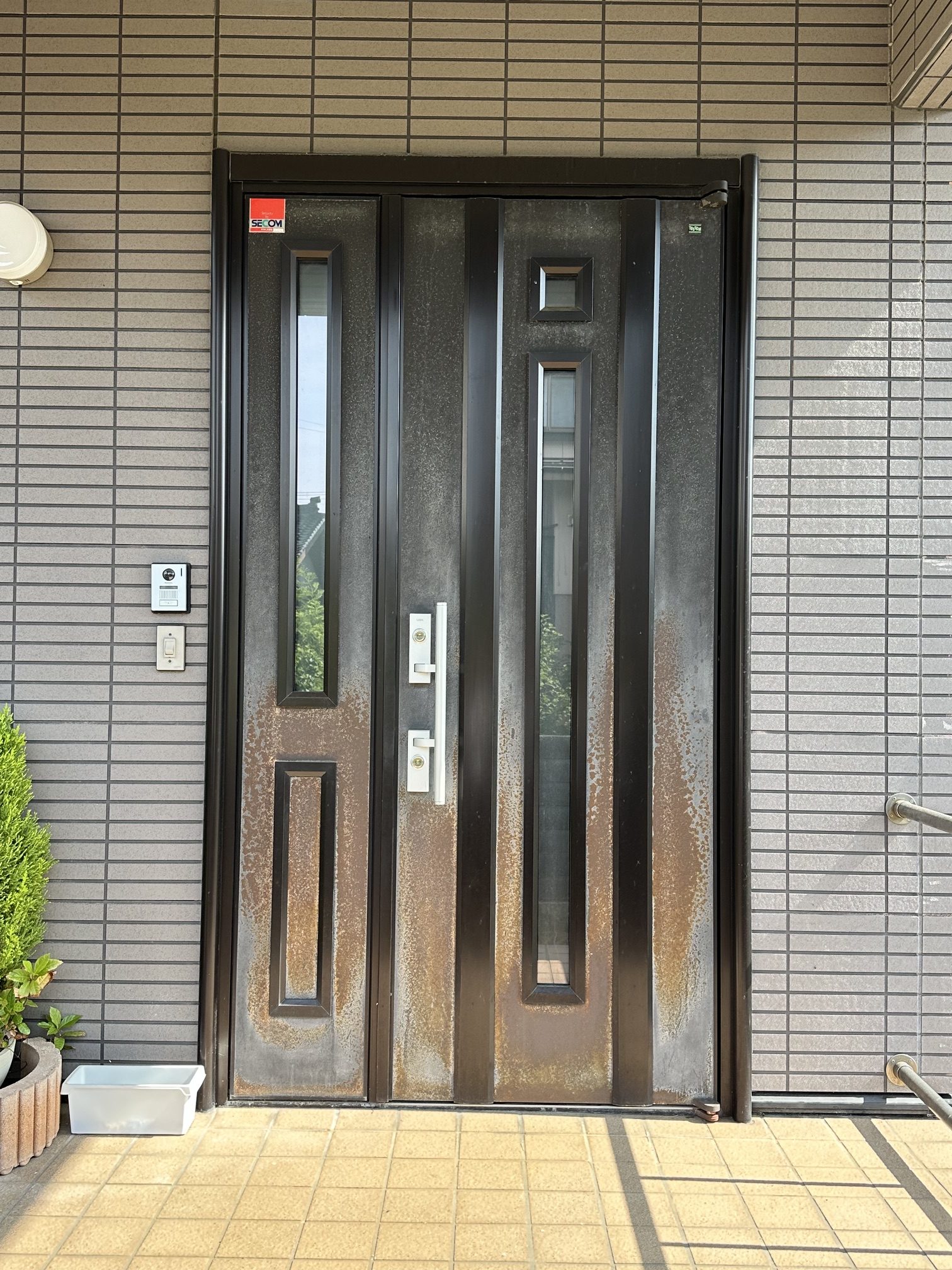 劣化した既存玄関ドア