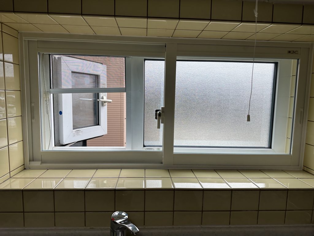 施工後の白い内窓