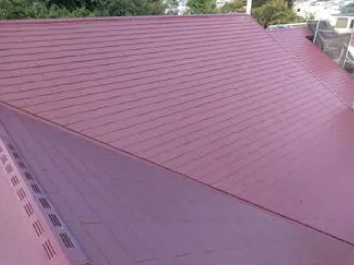 フッ素樹脂を使用した遮熱塗料のサーモアイ４Ｆで塗装し、クールマルーン色の深みのある屋根に生まれ変わりました