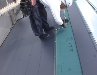 横暖ルーフの屋根材を施工